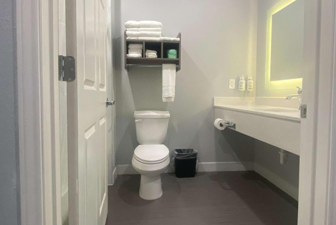 מלון Baymont By Wyndham Freeport Texas מראה חיצוני תמונה