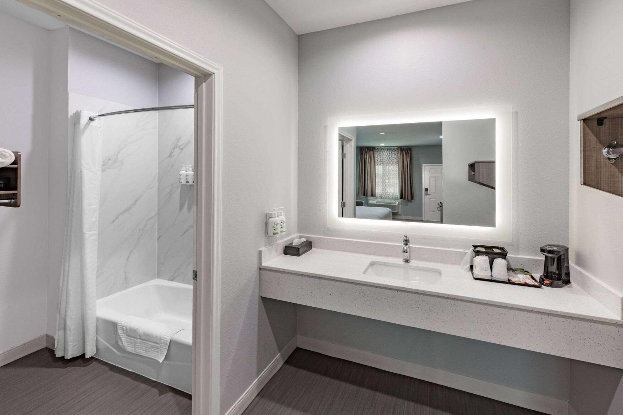 מלון Baymont By Wyndham Freeport Texas מראה חיצוני תמונה